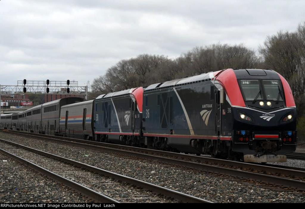 Eastbound "Empire Builder" eases through Division